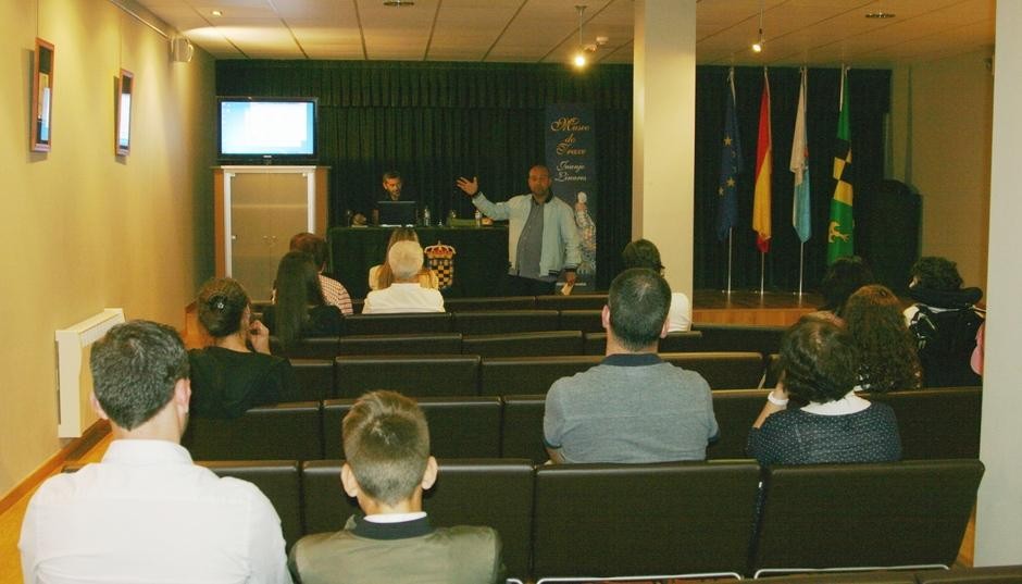 Xosé Iglesias Lamela presenta en Ordes o seu poemario A relixión do mar