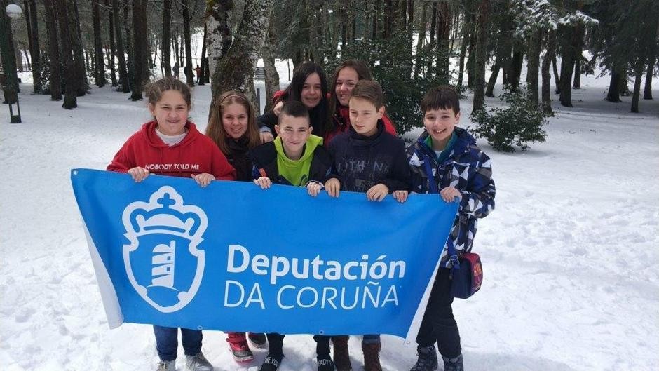 Sete nenos e nenas de Ordes participan na expedición a Manzaneda organizada pola Deputación da Coruña
