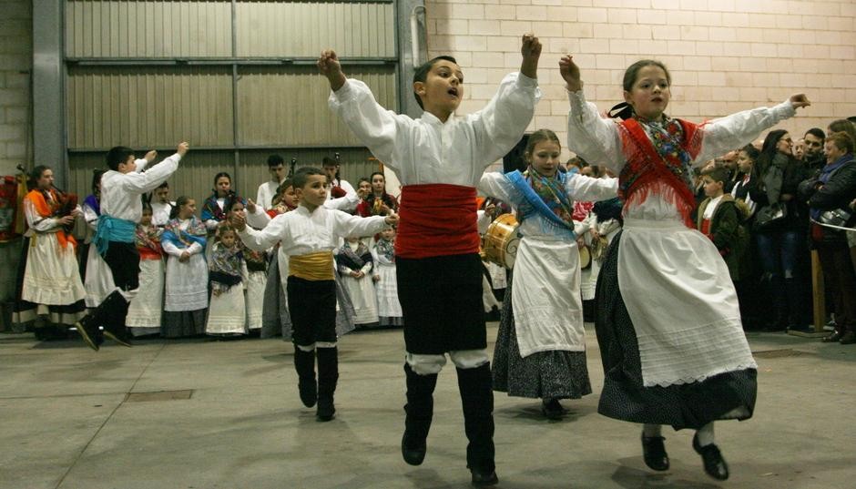 A chuvia, a música e o baile tradicional, protagonistas  do primeiro día de festa no Mesón do Vento 