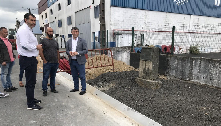 O delegado territorial da Xunta e o alcalde de Ordes visitan as obras das beirarrúas do polígono industrial de Merelle