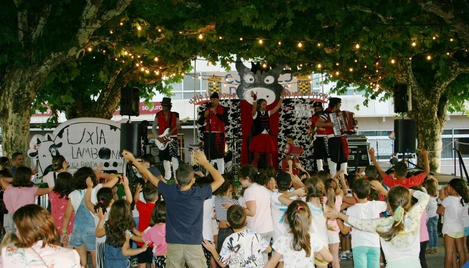 Gran festa con Uxía lambona e a banda molona
