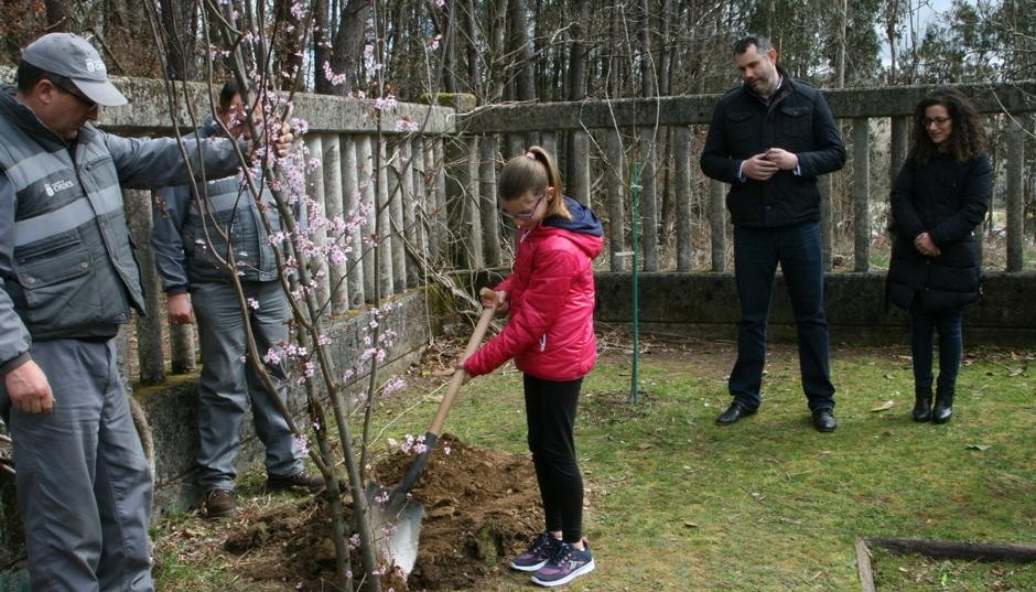 O alcalde e a concelleira de Educación celebran o Día da Árbore cos nenos e nenas dos colexios Campomaior e O Mesón do Vento