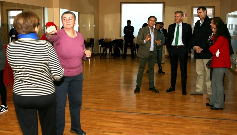 O vicepresidente da Xunta e a secretaria xeral de Igualdade comproban en Ordes o bo funcionamento do curso de defensa persoal ante situacións de violencia machista