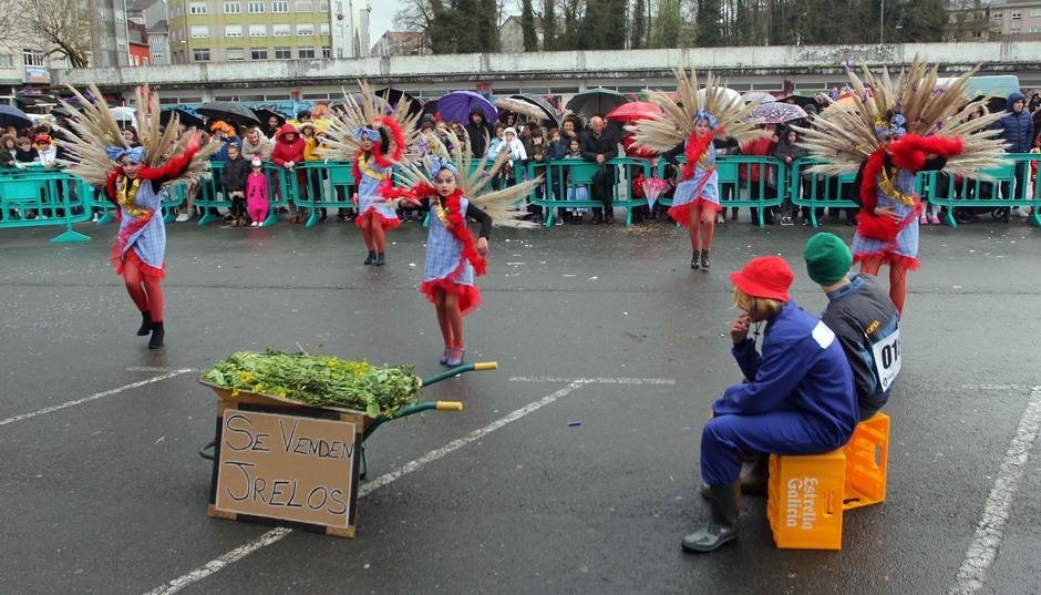 O Sábado de Piñata enche as rúas de Ordes de diversión co seu tradicional concurso de disfraces.