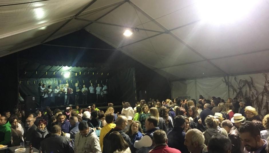 Centos de persoas na ruada Vaia Troula 