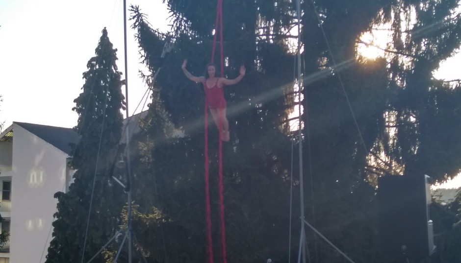 As acrobacias aéreas de Súe Moreno poñen o punto final a Cultura na rúa