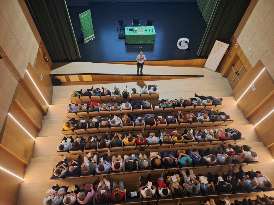 Ángel Carracedo deixa pequeno o auditorio da Casa da Cultura