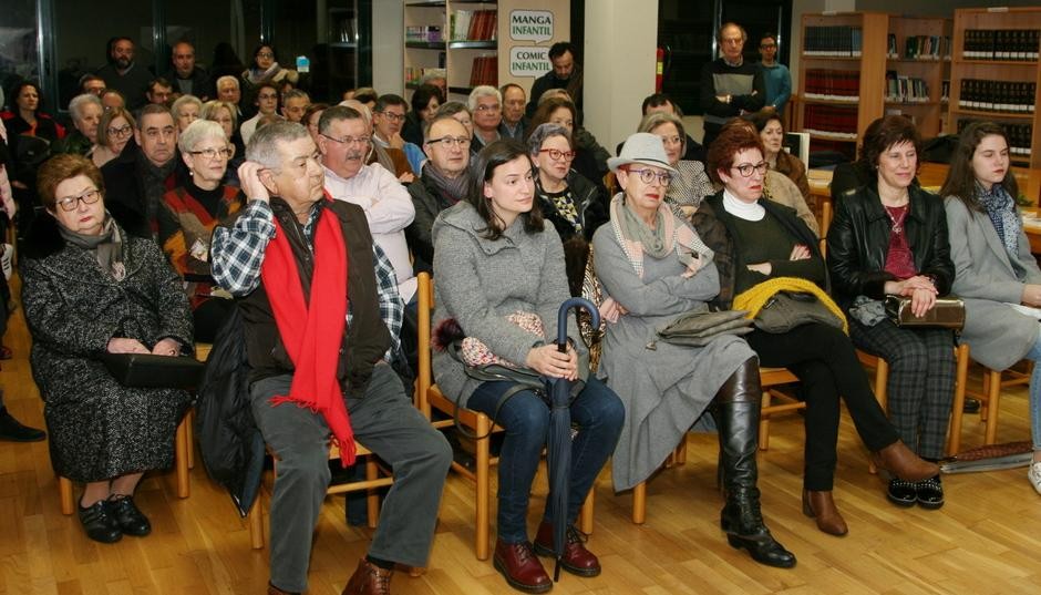A presentación de ‘Azar y cenizas’ enche a biblioteca de Ordes