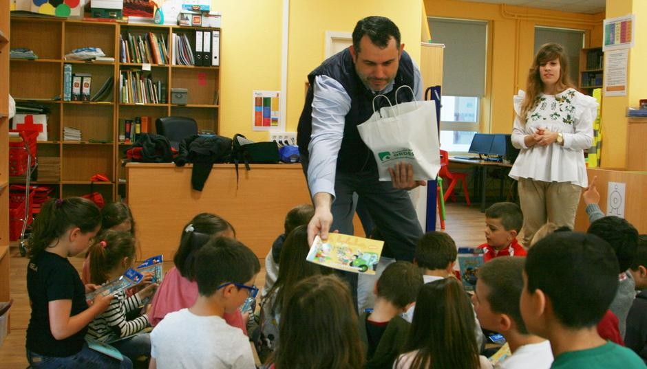 A Mancomunidade de Ordes entrega o primeiro lote de libros do concurso Rosalía verso a verso