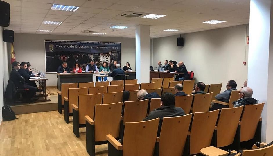 O pleno municipal de Ordes a favor de que se inste ao Goberno de Sánchez a devolver os 200 millóns do IVE a Galicia, cos únicos votos en contra do PSOE local