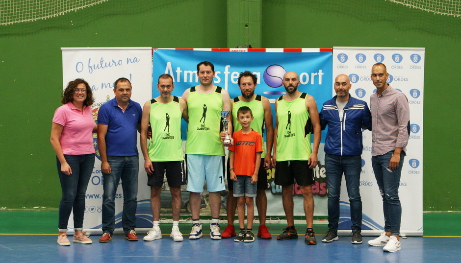 Cen Sabores álzase co trofeo do I Torneo de Básket 3x3 