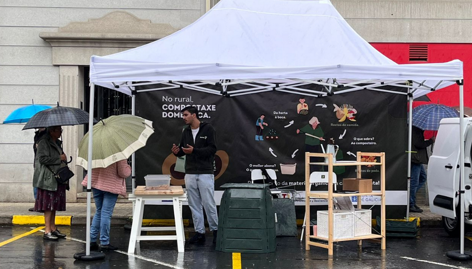 Éxito na entrega de composteiros durante a Feira de Ordes pese ao mal tempo.