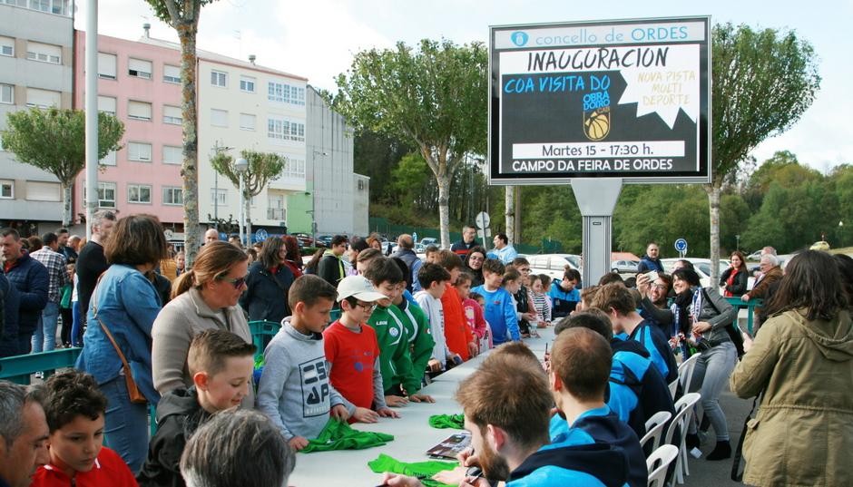 O Monbus Obradoiro CAB inaugura en Ordes a nova pista multideportes