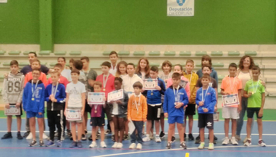 A concelleira de Deportes, Ana Soneira, comparte a última xornada cos alumnos e alumnas de tenis