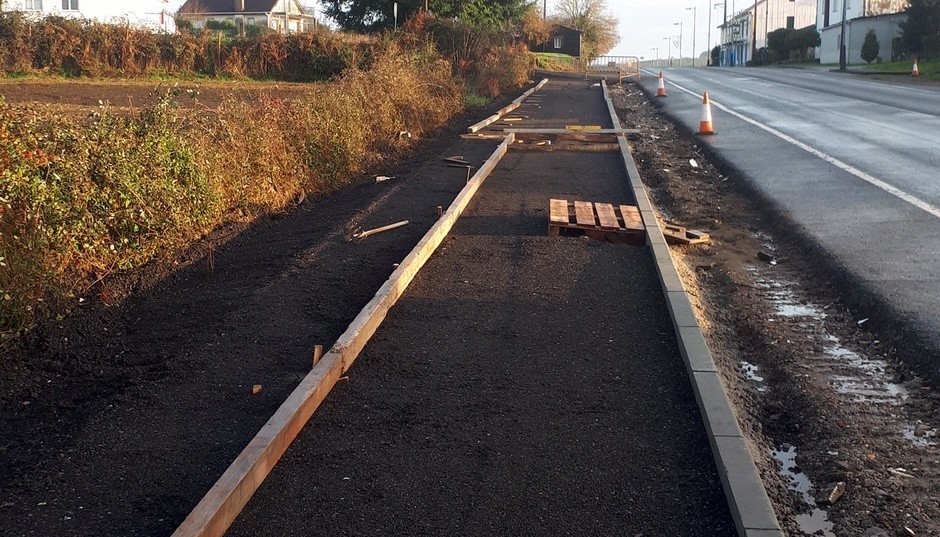 Arrancaron as obras de dous tramos de senda peonil a carón da N-550 que permitirán unir Castrelos co Barreiro en Leira, por importe de 43.500 euros.