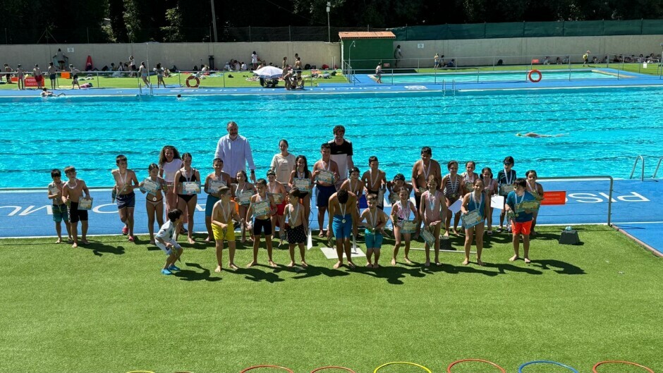 Entrega de medallas e diplomas á rapazada dos cursos de natación