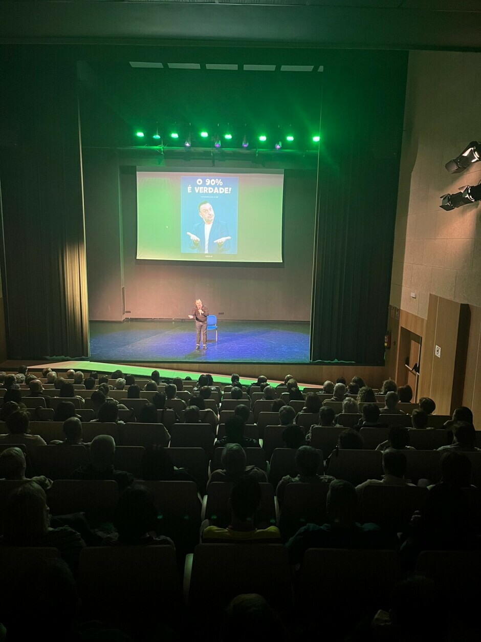 Isi baixa o pano do Outono Cultural