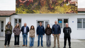BUSCÁS RECUPERA A SÚA MEMORIA A TRAVÉS DUN MURAL DE MARÍA MARTELO NO MARCO DE «ARTE NO CAMIÑO»
