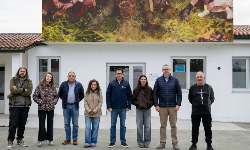 BUSCÁS RECUPERA A SÚA MEMORIA A TRAVÉS DUN MURAL DE MARÍA MARTELO NO MARCO DE «ARTE NO CAMIÑO»