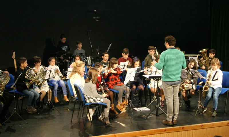 O alumnado da Escola Municipal de Música de Ordes  ofrece o seu concerto de aninovo