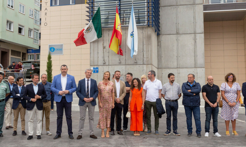 O presidente da Xunta visitou o novo centro sociocomunitario Isabel Zendal en Ordes.
