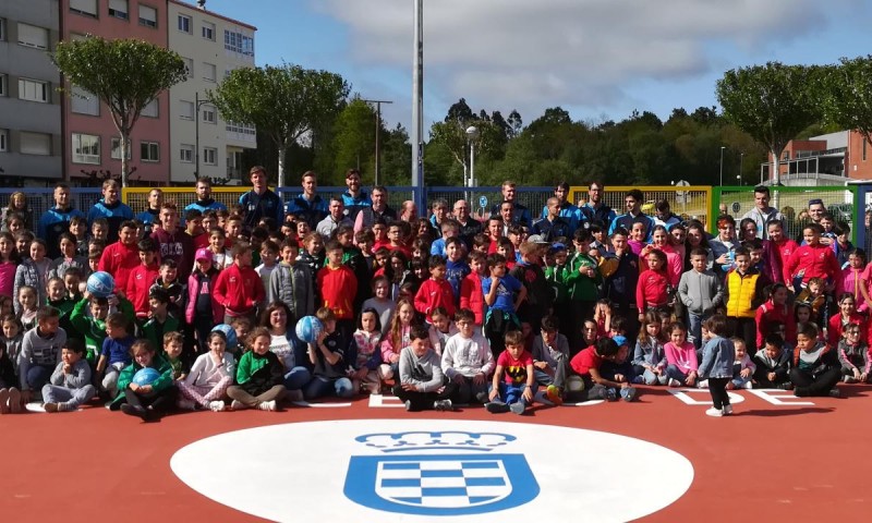 O Monbus Obradoiro CAB inaugura en Ordes  a nova pista multideportes